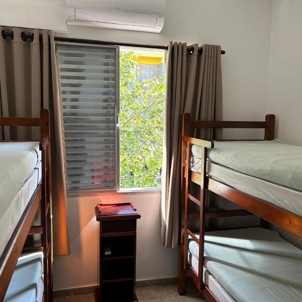 Apartamento Praia das Astúrias, 2 minutos de caminhada para praia, piscina, garagem demarcada, cama Queen - Foto 2