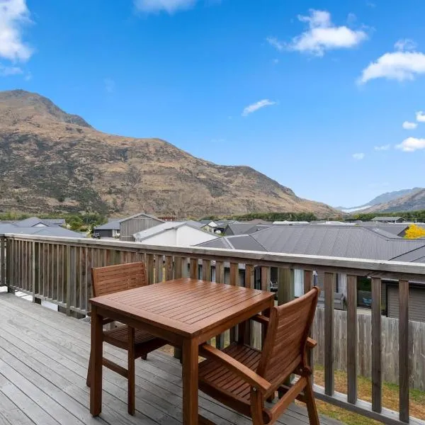 Modern Apartment With Coronet & Remarkables Views, hotel in Queenstown