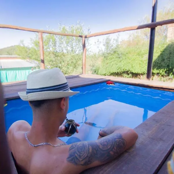 Pequeña cabaña con wifi, cocina, pequeña pileta y vistas a las sierras, hotel en Unquillo