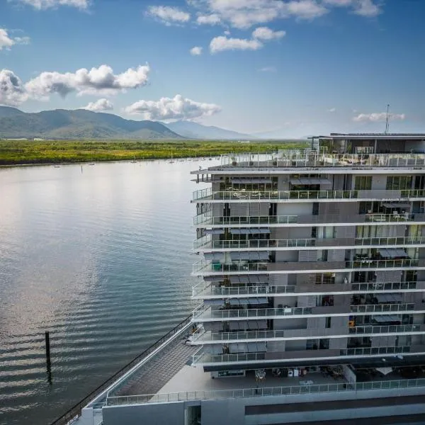 Belle Escapes 703 Harbour Lights Cairns Apartment with water views, hotel in Cairns