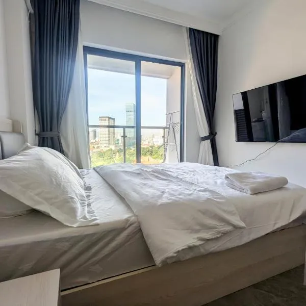 Claudio Homestay - 11th Floor - City Views - 55 UHD TV, hotel v Phnompenhu