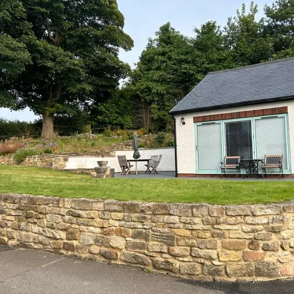 Sharpley Hall Garden Studio not far from Seaham Beach offering Quiet Private Stay with Secure Parking, Hotel in Durham