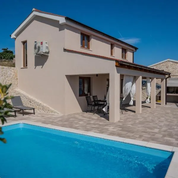 Villa Kamia with private heated pool and electric vehicle adapter, hotel v destinácii Zubovići