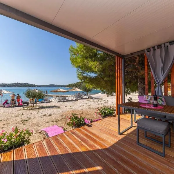 Paradisum sub sole, hotel sa Tisno