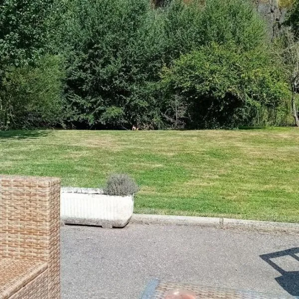 Gîte familial au bord de l'Orne, au pied du château de Mesnil-Glaise, hotel v destinaci La Courbe