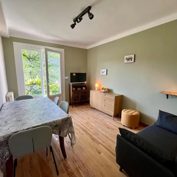 La Petite Ourse maison de village à Oust – hotel w mieście Oust