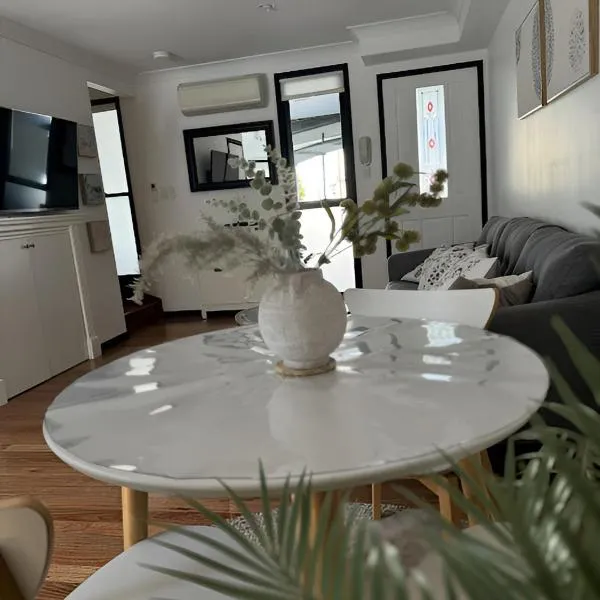 Stylish & Elegant 2BR Townhouse in Wilston, Brisbane, hotel v destinaci Brisbane