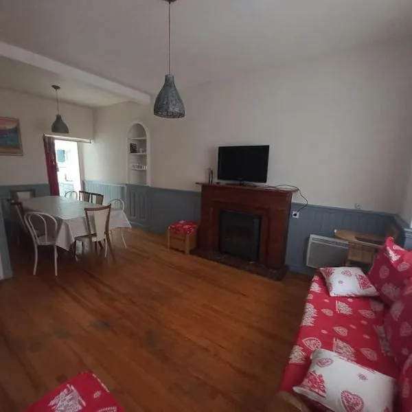 Agréable maison de ville avec cheminée, hotel v destinaci Luchon