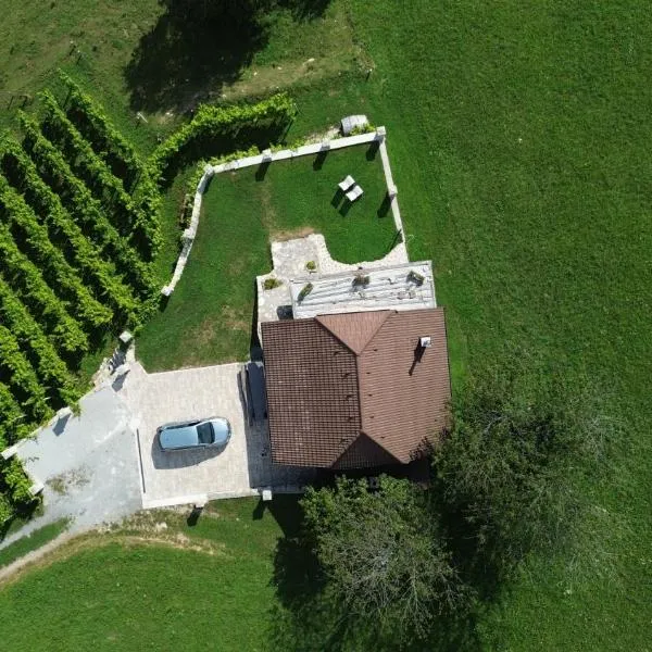 Zerko Holiday Home - Vineyard Chalet With Sauna and Jacuzzi FREE، فندق في Mirna