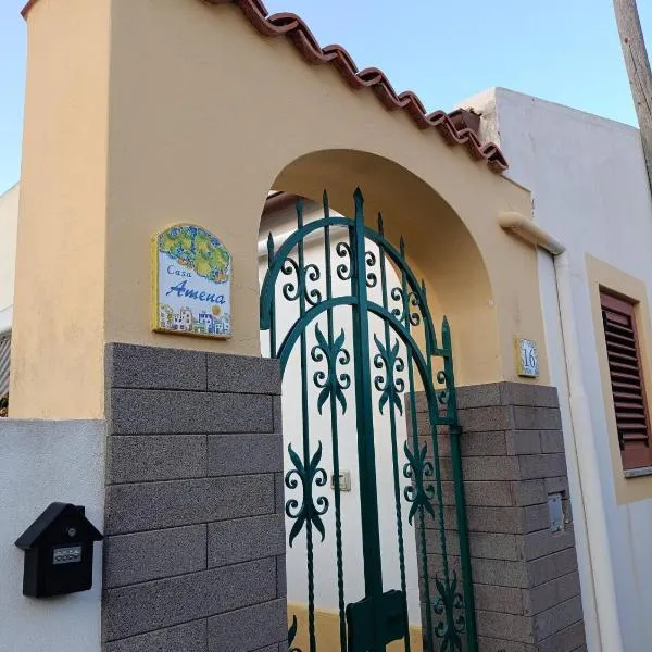 Casa Amena con ampio terrazzo e giardino โรงแรมในลีปารี