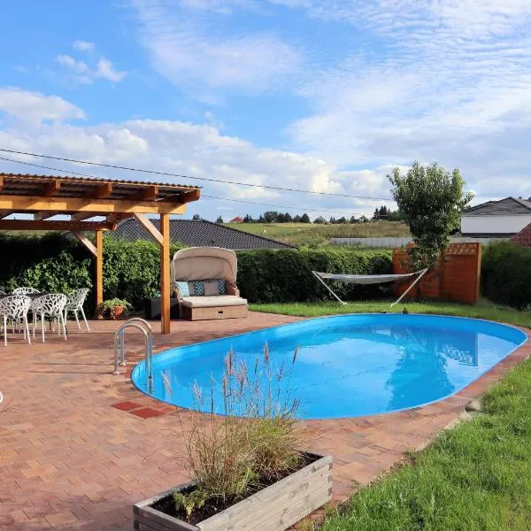 Ferienhaus zum Glück, mit Pool und Kamin, hotel in Gerswalde
