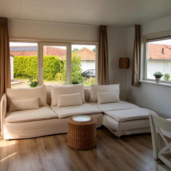 Chalet Casden 108 - Krabbenkreek, hotel v destinaci Sint Annaland