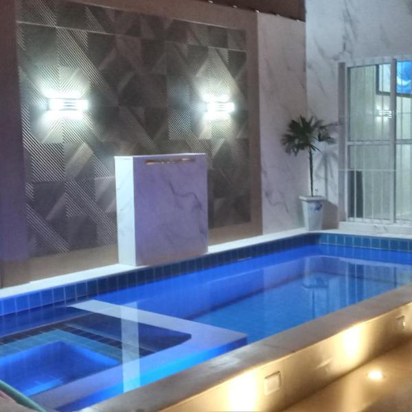 CASA COM 3 SUITES, PISCINA COM AQUECIMENTO OPCIONAL - DISPONÍVEL REVEILLON 2026 - Lindíssima Casa com 3 Suítes Próximo à Praia - Foto 3