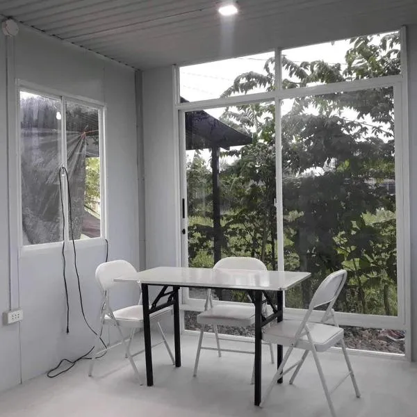 Bay Ellie B and B tiny home, hotel i Asturias