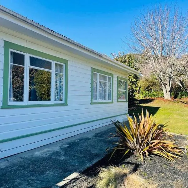Spacious Home Near Kaiteriteri with Parking, Games and Sports Equipment, Hotel in Riwaka