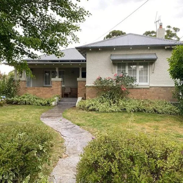 Stylishly renovated bungalow, hotel in Orange