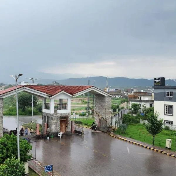 Haven Lodge Islamabad, 4BR vacation home, hot tub & mountain view, hotel in Islamabad