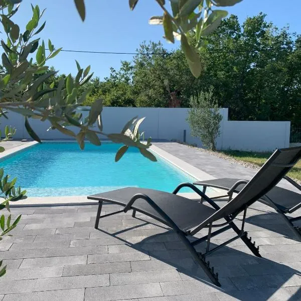 Villa Dolce Vita Biograd na Moru with Private Swimming Pool Minutes from the Adriatic Sea, hotel v destinaci Lišane Tinjske
