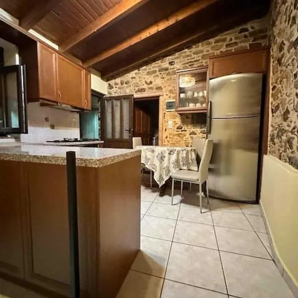 Παραδοσιακή διωροφη οικία, hotel in Chalkeión