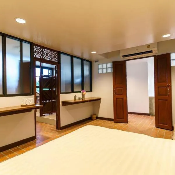 SKY - Fong Lee CC Lampang Walking Street, hotel a Lampang