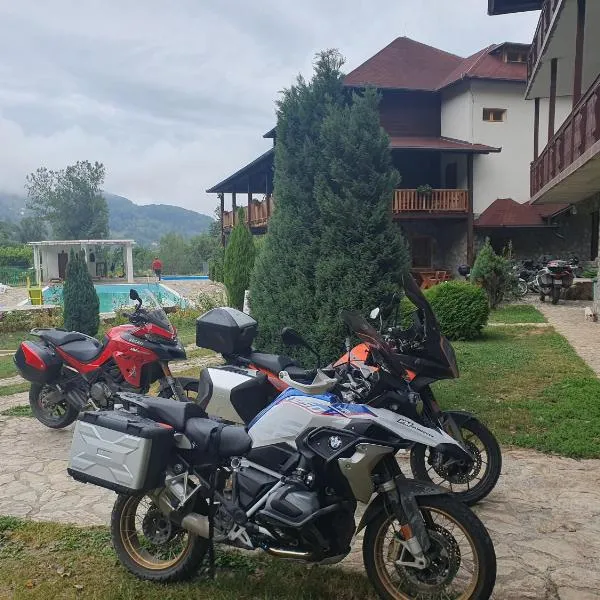 Etno Selo VRELO & Camping, hotel v destinaci Berane