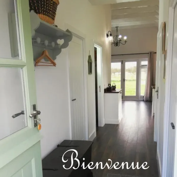 Charming Countryside Chalet, hotel a Mégrit