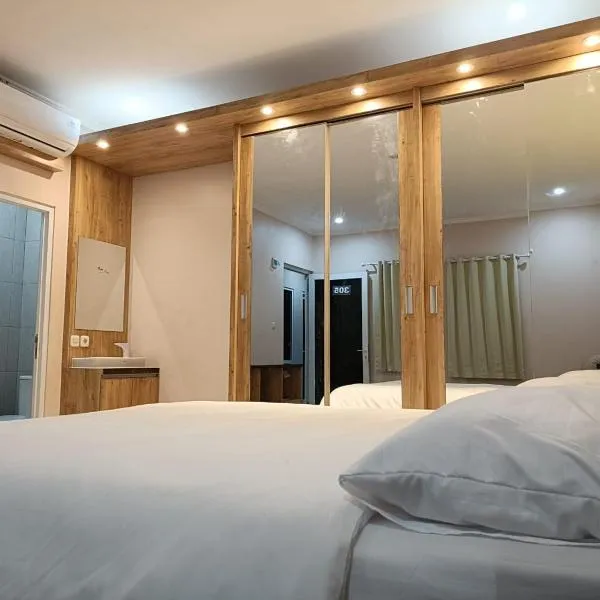 Karana Guesthouse Syariah Bandung & Luang Cafe, hotel in Bandung