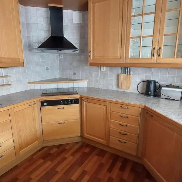 Spacious three room apartment with a large kitchen and bathroom, hotel v destinaci Luleå