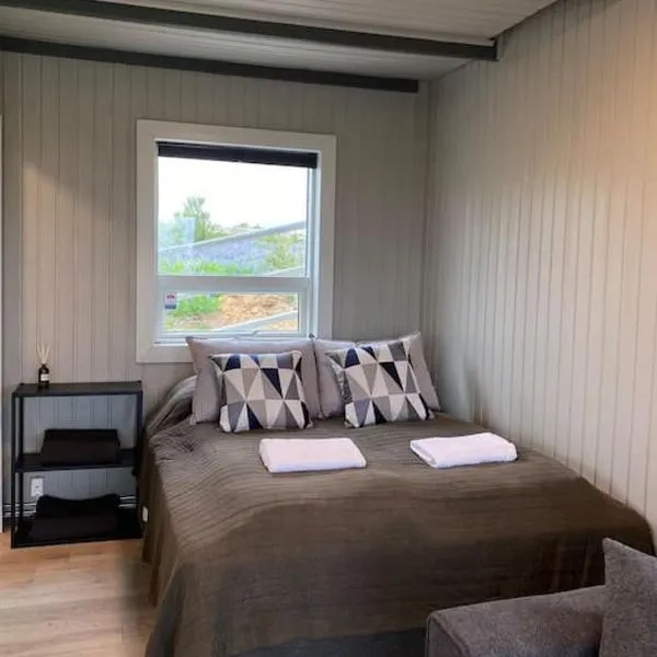 Bright cabin close to RVK with a Hot Tub、モスフェットルスバイルのホテル