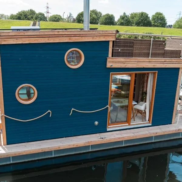 Tiny-Hausboot Irene mit Kamin und Dachterrassenlounge, hotel v Hamburku
