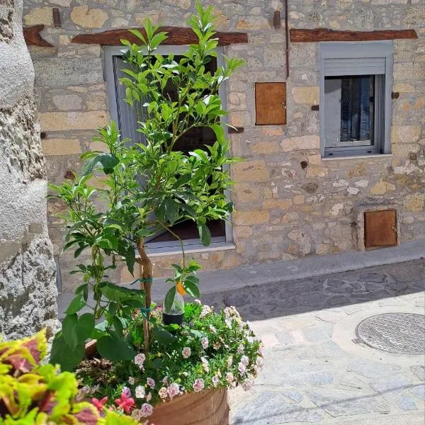 Prina Stone Retreat, hotel in Prína