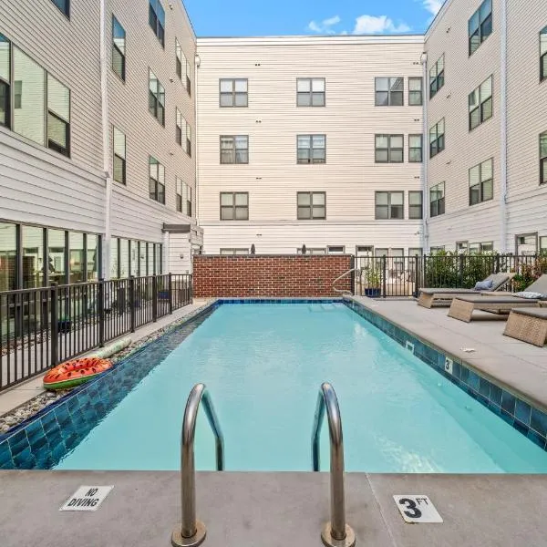 New! Luxury Apt with Pool, Roof Deck, Fitness Center, King Bed, hotel v destinaci Filadelfie