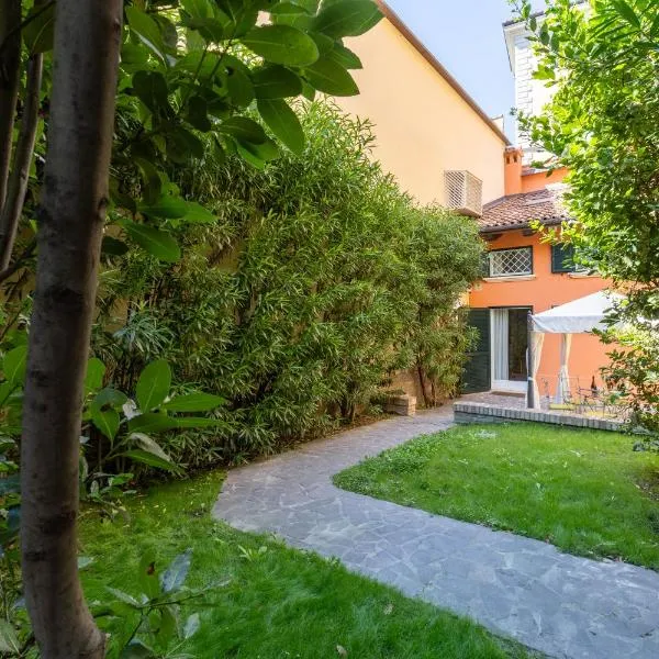 BolognaRoomscom - Isaia Garden Private Garden Spa Bath, hotel di Bologna
