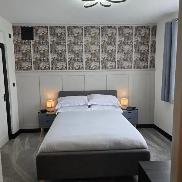 Double room with ensuite bathroom, hotel v destinaci Feltham