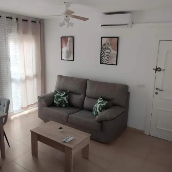 Apartamento dos habitaciones con piscina y gran terraza, hotel in Roquetas de Mar