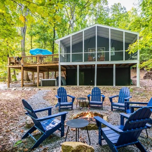 Modern w Fire Pit Deck, Grill & Hot Tub, hotel in Berkeley Springs