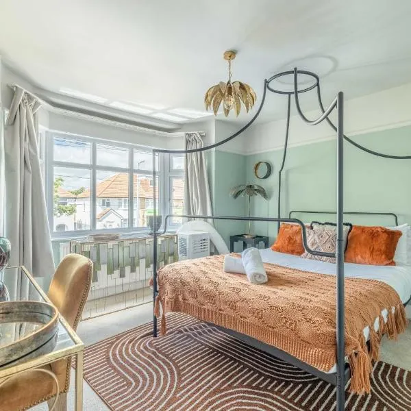 Super Cool Flats in Windsor with Parking and EV, hotel in Windsor