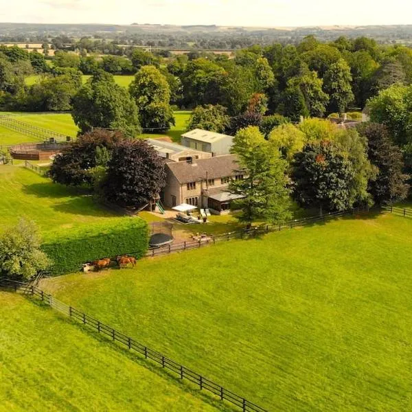 Stud House in Private Country Estate near Bruton, hotel in Gillingham