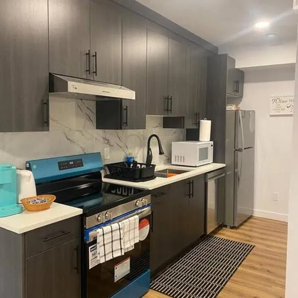 Pebbles' Cozy 2Bed Basement Suite - near Downtown, hotel v destinaci Edmonton