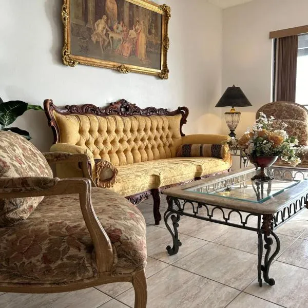 Beautiful apartment with very elegant colonial decoration、Tamiamiのホテル