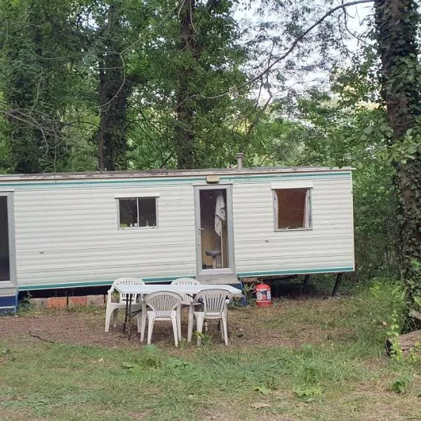 mobil home en pleine nature avec piscine proche, hotel in Escaro