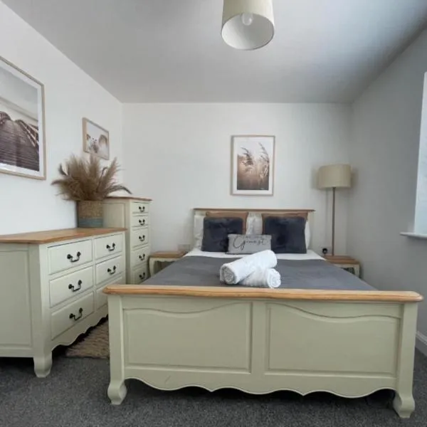 Barry Waterfront Stays - ENTIRE 3 BED PROPERTY, Hotel in Barry