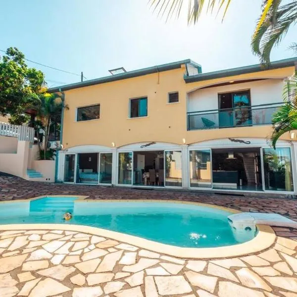 Grande maison pour 20 personnes, avec 8 chambres, piscine, billard et BBQ, hotel v destinaci Saint-Joseph