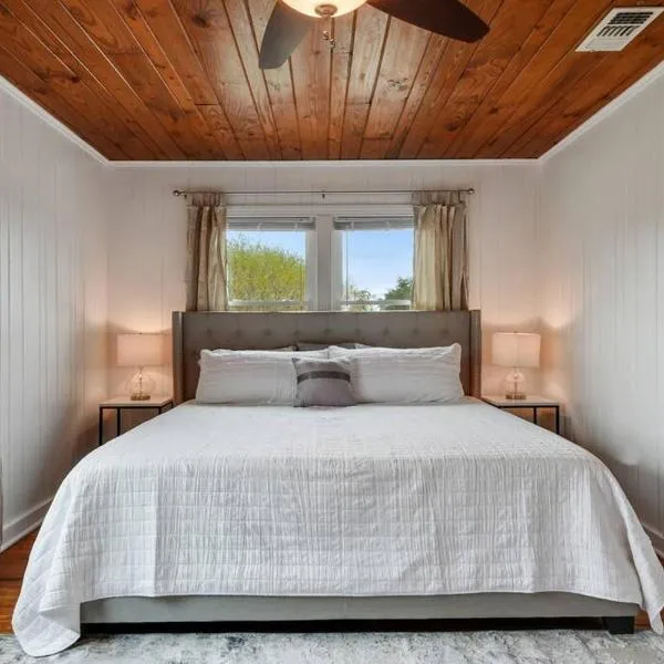Cozy cottage by the Sea -near downtown with patio!, hotel in Gulfport