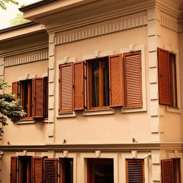 Faces & Places Boutique Hotel, hotel di Tiranë