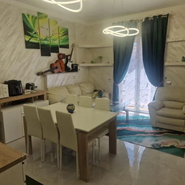 Serenella House, готель у місті Roccadaspide