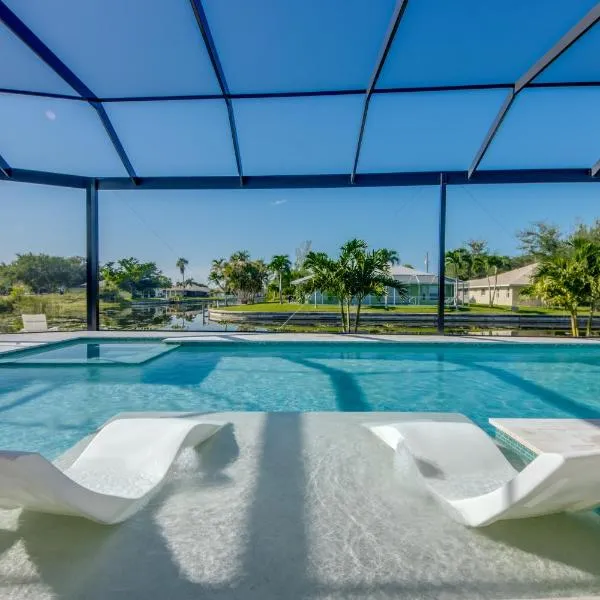BRANDNEW Villa-PureSun at Canal intersection, heated saltwater pool and spa, facing south, hotel in Cape Coral