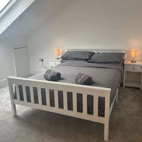 TIDY 3 BEDROOM HOUSE - 2 DOUBLE ROOMS & 1 TWIN ROOM - 2 BATHROOMS - MULTIPLE PARKING x、ナイルスワースのホテル