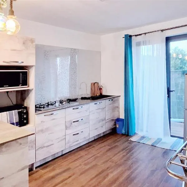 Le Bouchon Public Beach Apartment, hotel v destinaci Bouchon