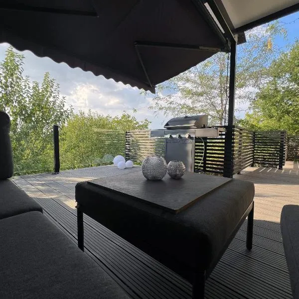 PERGOLA HOUSE IN A GREEN OASIS WITH FANTASTIC VIEW, hotel v destinaci Petrovaradin